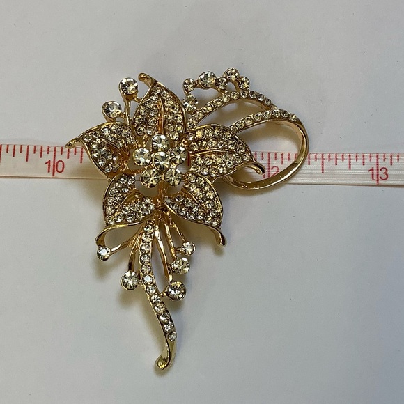 Large Gold Toned and Rhinestone Flower Brooch - Picture 7 of 7